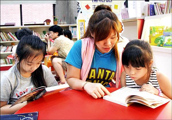 市立圖書館是國內目前唯一利用公共圖書館進行「陪讀」計畫者。（記者李雅雯攝）