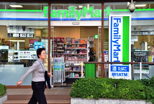 日本全家便利商店2月起將在店內設置外幣自助兌換機，包括台幣等13種貨幣可直接用該機器兌換日幣。（法新社，資料照）