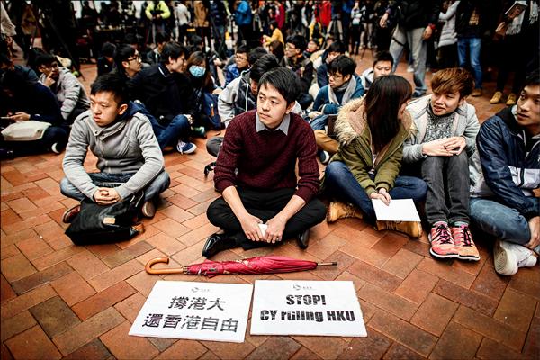 香港大學學生為抗議政治力介入校園，廿日發起罷課，約三百人響應。圖為學生在會場聚集，擺出抗議香港特首梁振英介入校園標語。（法新社）