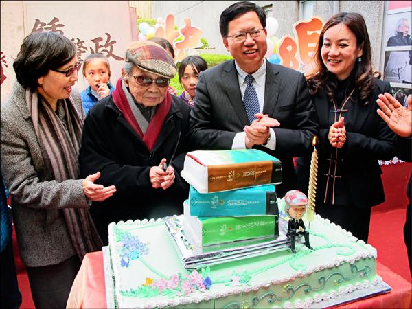 ▲桃園市長鄭文燦（右二）、前客委會主委葉菊蘭（左一）以「台灣人三部曲」為主題的3本書造型蛋糕，為文壇大老鍾肇政（左二）慶生。（記者周敏鴻攝）