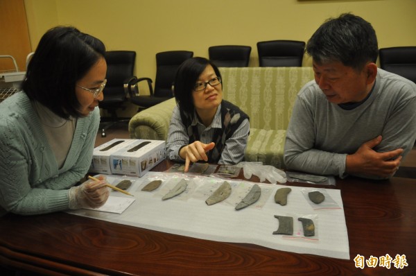 台灣史前館研究人員李坤修、吳意琳，及台灣科博館研究人員李作琳（右起）今天在史前館討論史前石刀，這些很可能是史前人類割稻的工具。（記者黃明堂攝）