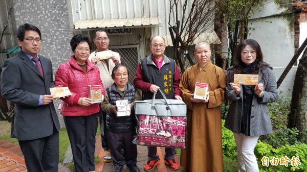 桃園市議員蘇家明（右三）發起的「咱ㄟ愛、咱ㄟ關懷」慈善公益園遊會，週六藝文園區登場。（記者謝武雄攝）