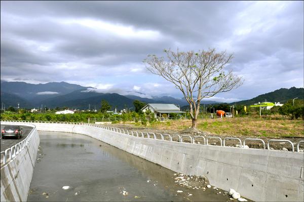 為解決水患，縣府投入4千多萬元整治豐田大排，工程接近完工。（記者黃明堂攝）