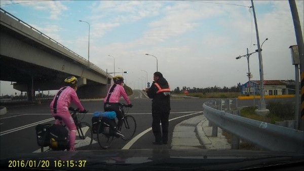 中國兩名女大學生前天騎單車誤上快速道路，員警及時引導下匝道。（記者陳燦坤翻攝）