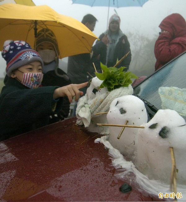 陽明山如果降雪，管理處將啟動交通管制，圖為2005年陽明山降雪，民眾利用前一晚的殘雪堆起雪人的情況。（資料照，記王敏為攝）