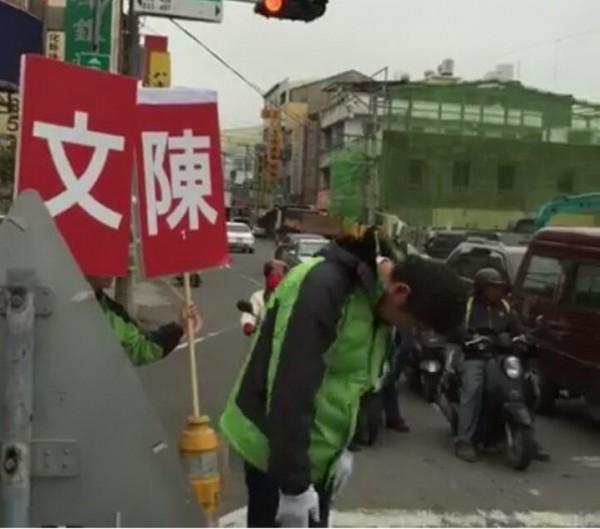 彰化縣第一選區立委候選人陳文彬在落選後，還持續在街頭定點謝票。（擷取陳文彬現場直播畫面）