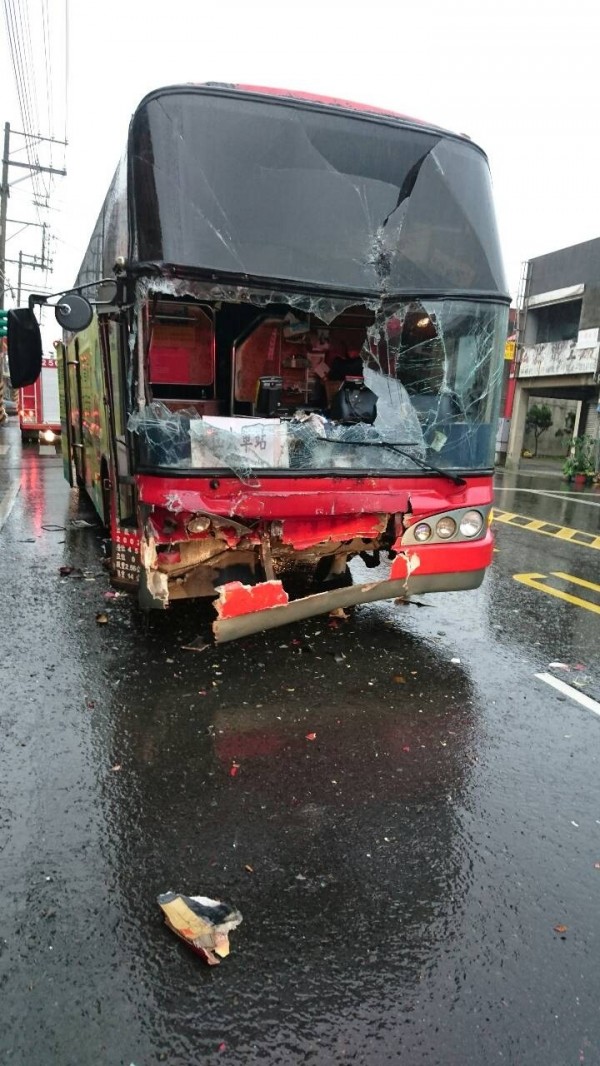 公車車頭毀損。（記者邱奕統翻攝）