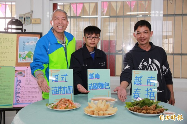 越南裔學生鄭順財（中）的廚師父親鄭強（右），以擅長的越南美食感謝文英國中校長鍾萬煋（左）及老師。（記者鄭鴻達攝）