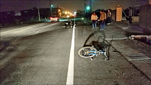 警所長騎單車被醉婦撞倒
。 （記者吳世聰翻攝）