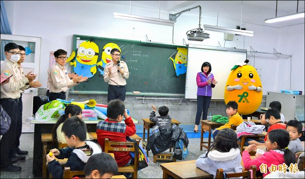 太平公所替代役男昨天幫頭汴國小學童課輔，太平區長陳小菲（右二）也到場和小朋友同樂。（記者陳建志攝）