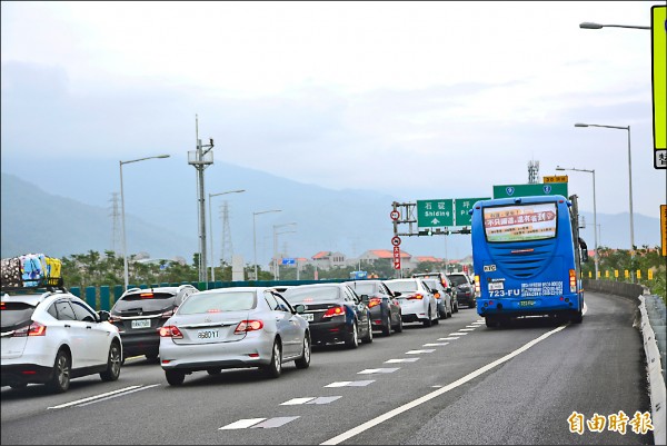 縣府擬定春節交通疏運，國五北上大客車仍可優先通行，並機動開放大客車行駛路肩。（記者游明金攝）