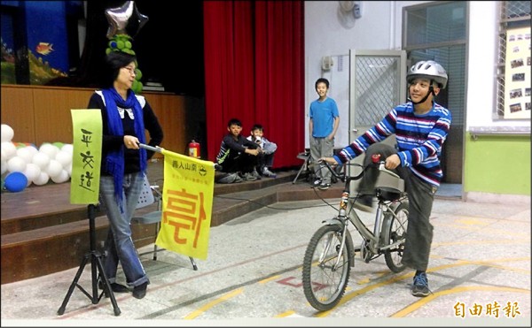 康樂國小核發鐵馬駕照，要求學生必須通過五關考驗後，才能領照騎車，期望增加學童的單車騎乘安全性。（記者王峻祺攝）