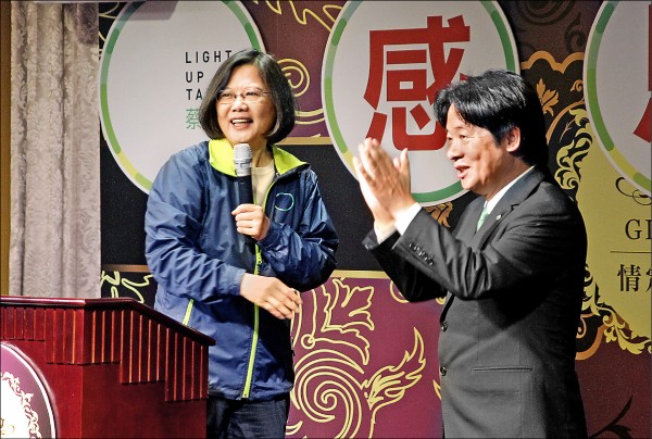 台南市議長李全教昨被台南地院判決當選無效。消息傳來時，總統當選人蔡英文（左）正好在台南謝票茶會致詞，立刻向台南市長賴清德（右）致意，並表示這是遲來的正義，現場響起一陣歡呼與掌聲。（中央社）