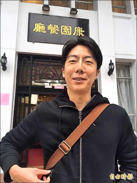 曾參與太陽花學運的立委當選人林昶佐助理吳崢昨「重回」立法院議場，他表示，從體制外到體制內，要從不同的角度去看國會運作。（記者蘇芳禾攝）