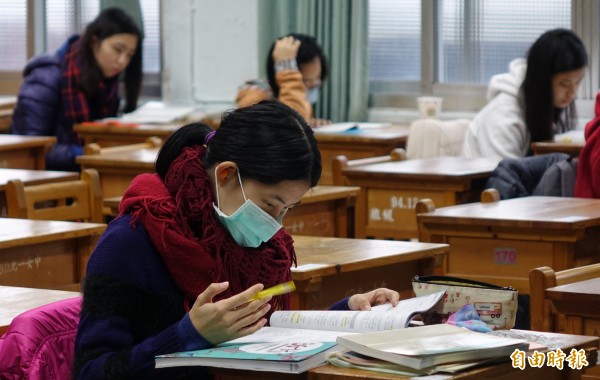 大學學測第二節考數學科，全國教師總工會解題教師群表示，今年的計算量多，不只考學生的觀念要清楚，還考學生的細心度，不利於計算能力差的考生。（記者劉信德攝）