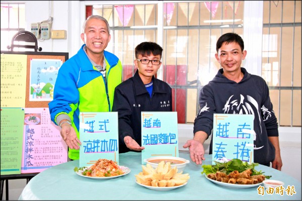 越南裔學生鄭順財（中）的廚師父親鄭強（右），以擅長的越南美食感謝文英國中校長鍾萬煋（左）及老師。（記者鄭鴻達攝）