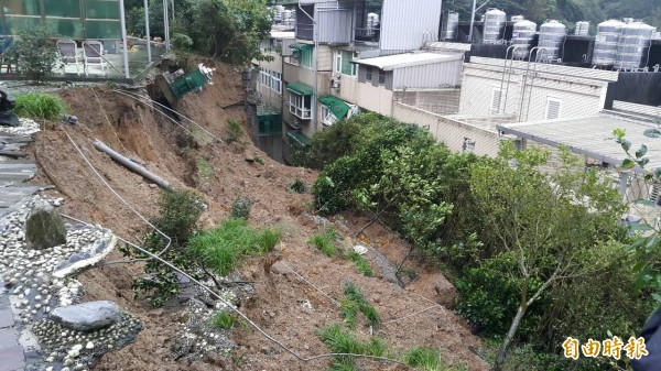 基隆連日大雨，教忠街168巷56至70號後方土石崩塌，土石滾落民宅，幸無人傷。（記者俞肇福攝）