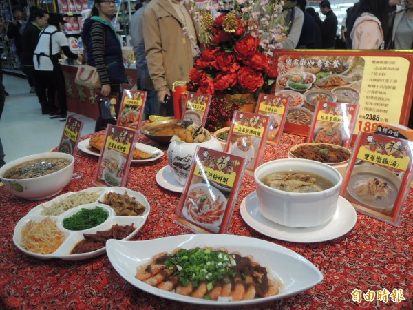 高市經發局與家樂福合作力推高雄嘉年華活動，現場熱年菜料理吸引目光。（記者王榮祥攝）