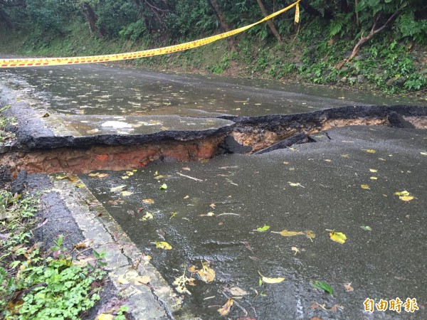 基隆德安路往情人湖方向產業道路塌陷封路。（記者盧賢秀攝）