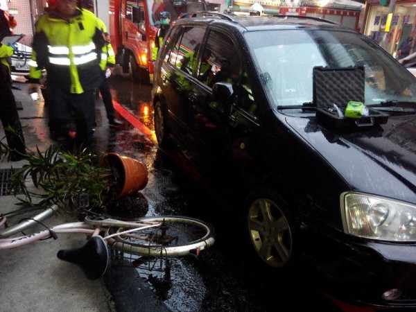 車禍救助現場。（記者吳仁捷翻攝）