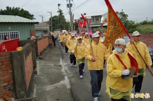 鹽水大豐南天宮出巡宋江陣，不畏寒冷。（記者楊金城攝）