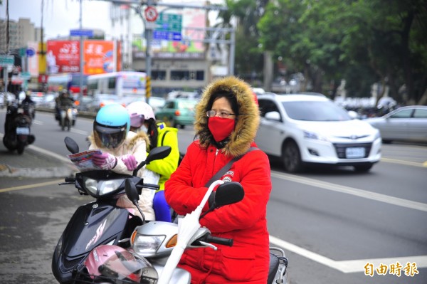 氣象中心提醒民眾，面對霸王級冷鋒，機車族要注意防風、保暖。（記者王捷攝）