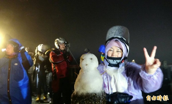 陽明山下雪了，民眾樂堆雪人欣賞難得的雪景。（記者方賓照攝）