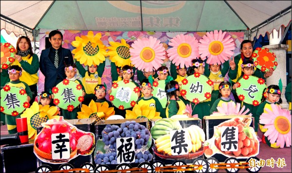 「集集花現寶」活動，23日在幼兒園歌舞表演中熱鬧登場。（記者謝介裕攝）