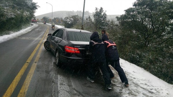 警方協助因賞雪但意外受困的民眾車輛脫困。（記者王冠仁翻攝）