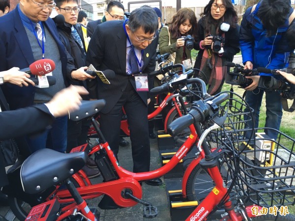 柯P訪日，特別對放在千代田藝術中心前的電動自行車感興趣。（駐日特派員張茂森攝）