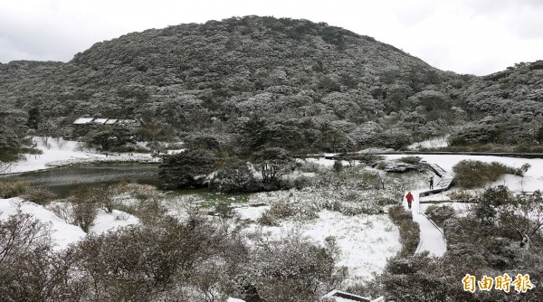 大屯山今天凌晨降下大雪，變成一片銀白世界，吸引民眾上山賞雪。（記者方賓照攝）