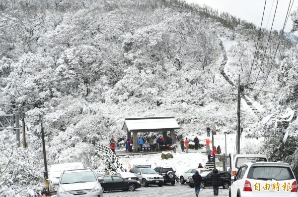 新北與北市交界的五指山區24日降下瑞雪，著名景點風櫃嘴附近山頭成一片銀色世界。（記者張嘉明攝）