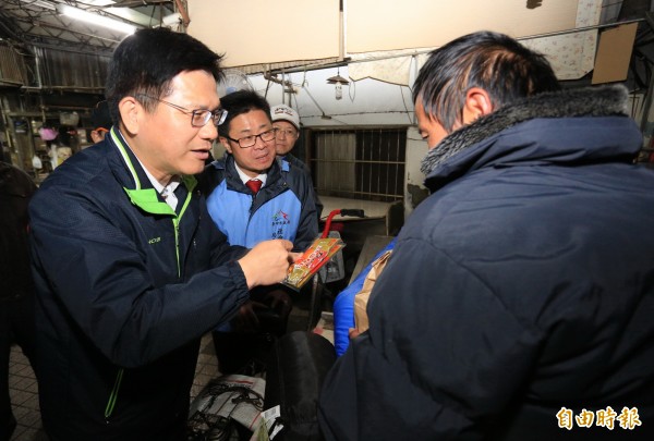 台中市長林佳龍（左）在上週六晚上寒流來襲時，前往第二市場訪視街友。（記者張菁雅攝）