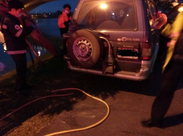 男子引車輛排氣管廢氣自殺。（圖由宜蘭消防局提供）