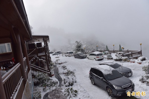 霸王級寒流帶來降雪，也打破氣象、交通的多項紀錄。圖為拉拉山一景。（記者李容萍攝）