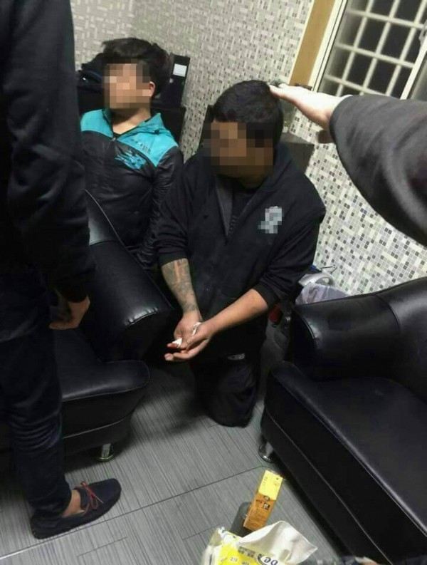 黃姓男子（右）疑詐賭被抓包遭狂砸，陳姓友人（左）也遭殃，2人下跪求饒。（翻攝自臉書）