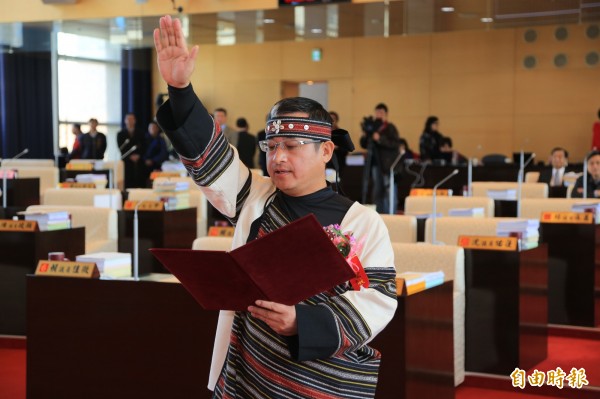 山地原住民議員朱元宏，穿泰雅族傳統服飾宣誓就職。（記者張菁雅攝）