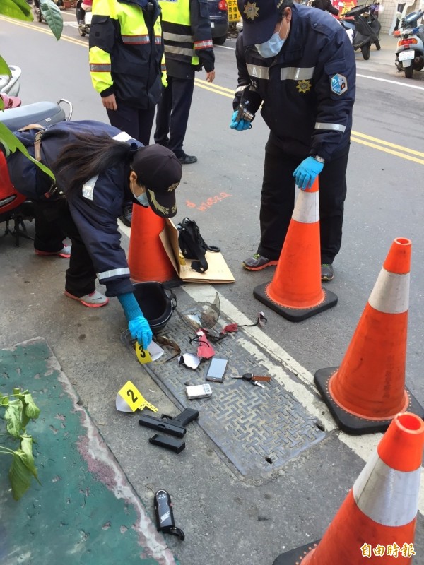 警方拾獲搶劫農會男子所丟棄的假槍。（記者湯世名攝）