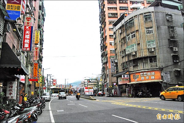 安和路三段兩旁約有五百戶民宅，未來恐與捷運安坑輕軌線的高架軌道距離過近，形成噪音、震動、結構損害等。（記者張安蕎攝）
