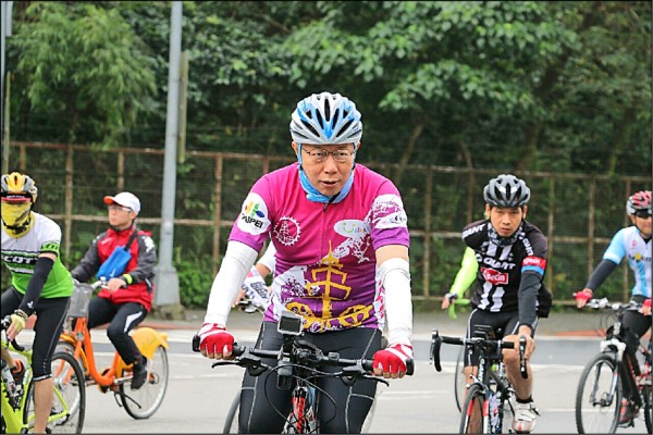 柯Ｐ款粉紅色車衣夯，連日本網友都來詢問，二月一日起，交通局開放民眾預購。
（北市府提供）