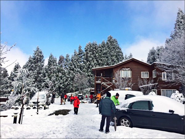 拉拉山積雪漸融，遊客陸續撤離。
（記者李容萍翻攝）