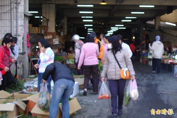 新竹農產運銷公司表示，春節前的蔬果供應都正常，價格也多持平，民眾可放心採買年菜。（記者洪美秀攝）