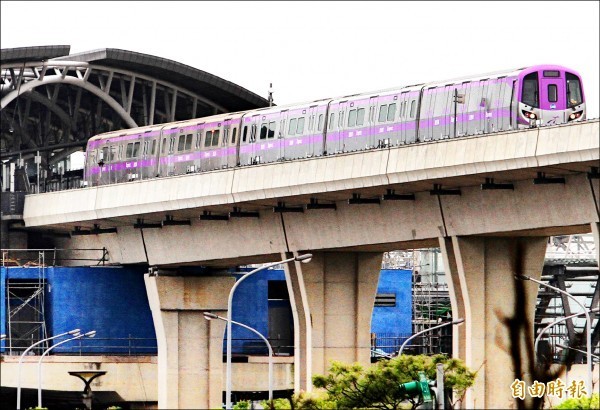 造價逾1100億的機場捷運通車期程一再跳票，目前預定3月通車，卻還面臨車速無法達到60公里及無法通過穩定度測試的考驗，外界估計至少6月才可能完成驗收。（資料照，記者謝武雄攝）