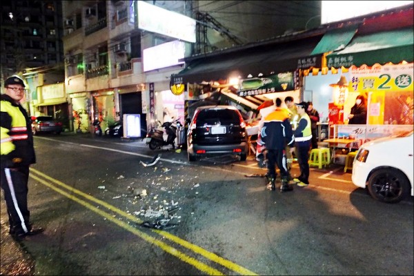 醉男吃完尾牙，開休旅車撞燒烤店。（記者顏宏駿翻攝）