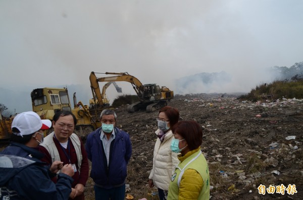 
員林阿寶坑垃圾場悶燒進入第4天，火勢難撲滅。（記者顏宏駿攝）