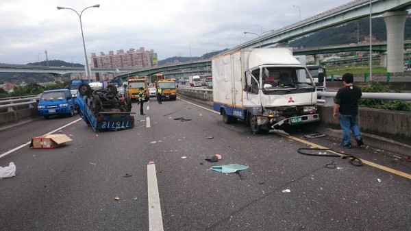 2輛小貨車事故，其中1輛失控翻覆。（記者曾健銘翻攝）