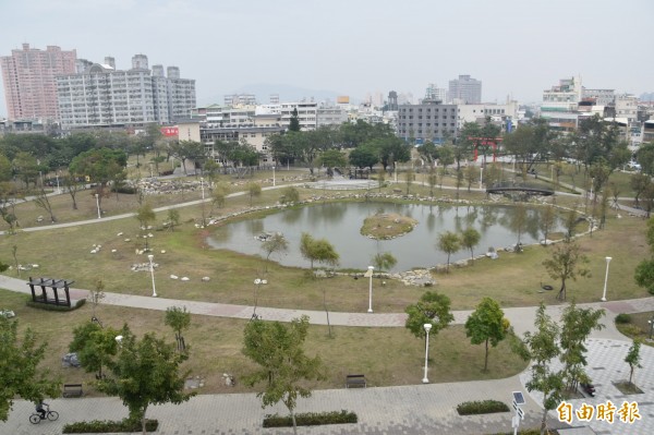 2016岡山燈會藝術節今年場地由河堤公園移至市中心岡山公園。（記者蘇福男攝）