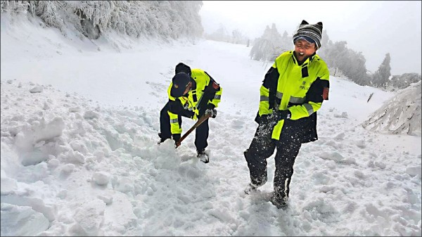 太平山派出所所長柯榮雄（右）等人剷雪開路。（三星警分局提供）