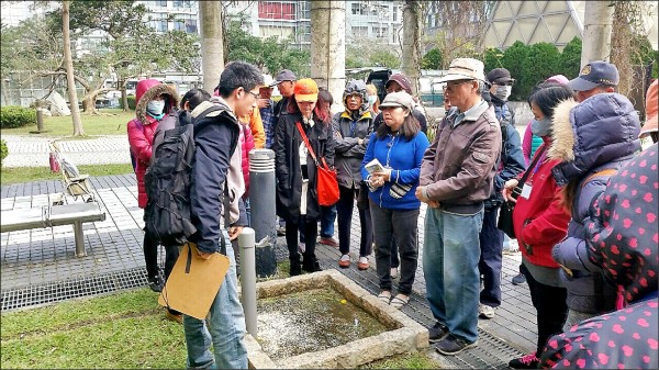 志工學員在講師待領下，耕作觀察設備。（台北市公園處提供）