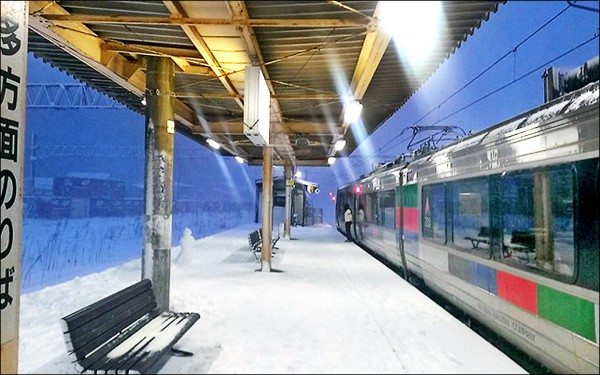 日本從長崎開往福岡的一班特急列車，24日因風雪受困於佐賀縣有田站，站長及乘客成功以臉書求援，締造寒天送暖的佳話。
 （取自網路）